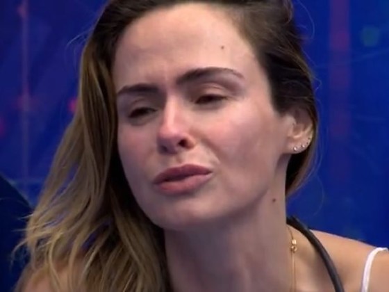 Ana Paula Renault chorando após saber da morte do pai.