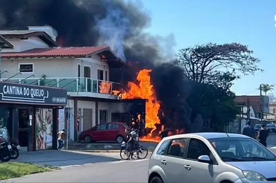 A aeronave caiu sobre um restaurante na avenida Valdomiro Cândido dos Reis, no bairro Parque Antártica