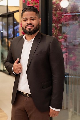 Wanderson Almeida Lima é contador, pós-graduado em Docência e está no último semestre de Psicologia. Dedica-se há 15 anos ao apoio de famílias afetadas pelo alcoolismo na periferia de Cuiabá. Especialista em integrar saberes de gestão e comportamento