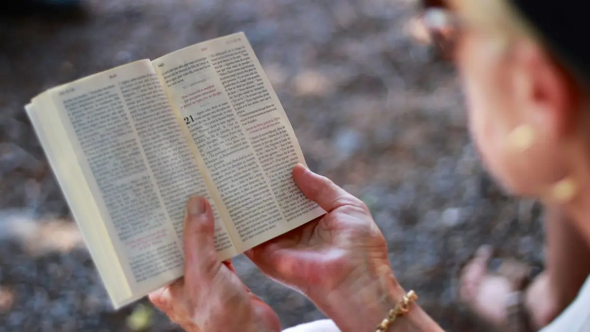Mulher lendo a bíblia.