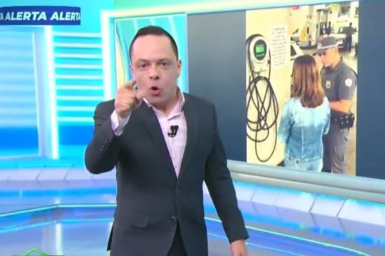 O apresentador Thiago Gardinali narrou com detalhes uma ida à delegacia que nunca existiu, baseando-se em uma imagem de IA que continha até erros de português.