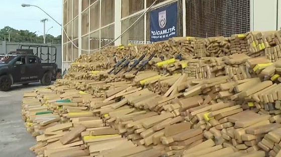 PM apreende 48 toneladas de maconha durante operação no Complexo da Maré
