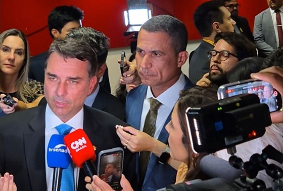 Flávio também criticou a relação do Executivo com o Legislativo, alegando que há insatisfação entre os parlamentares.