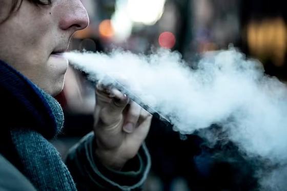 Homem usa um cigarro eletrônico em Nova York