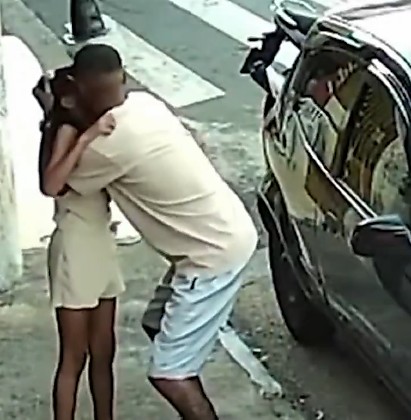 Desesperado, ele abraça a criança após presenciar a cena aterrorizante.