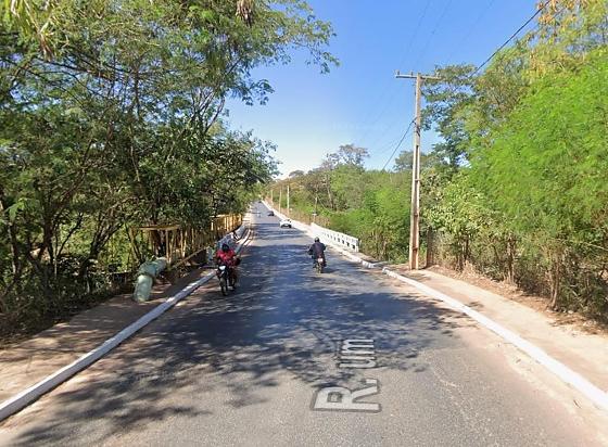 A ponte fica localizada na Rua 1, via que liga os fundos do condomínio Belvedere
