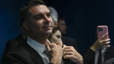 Flávio Bolsonaro cresce em desempenho nas pesquisas eleitorais para presidente