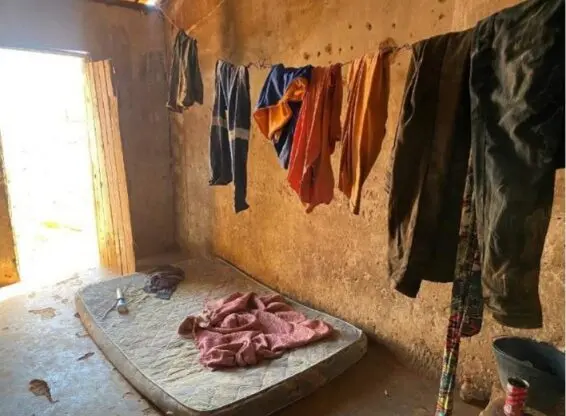 Relatório de fiscalização na Apaeb mostra alojamentos sujos, com colchões no chão e alimentos abertos e espalhados pelo local.