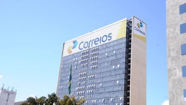 No centro da crise, Correios tentam demissões voluntárias e iniciam aumento de carga horária em alguns setores.