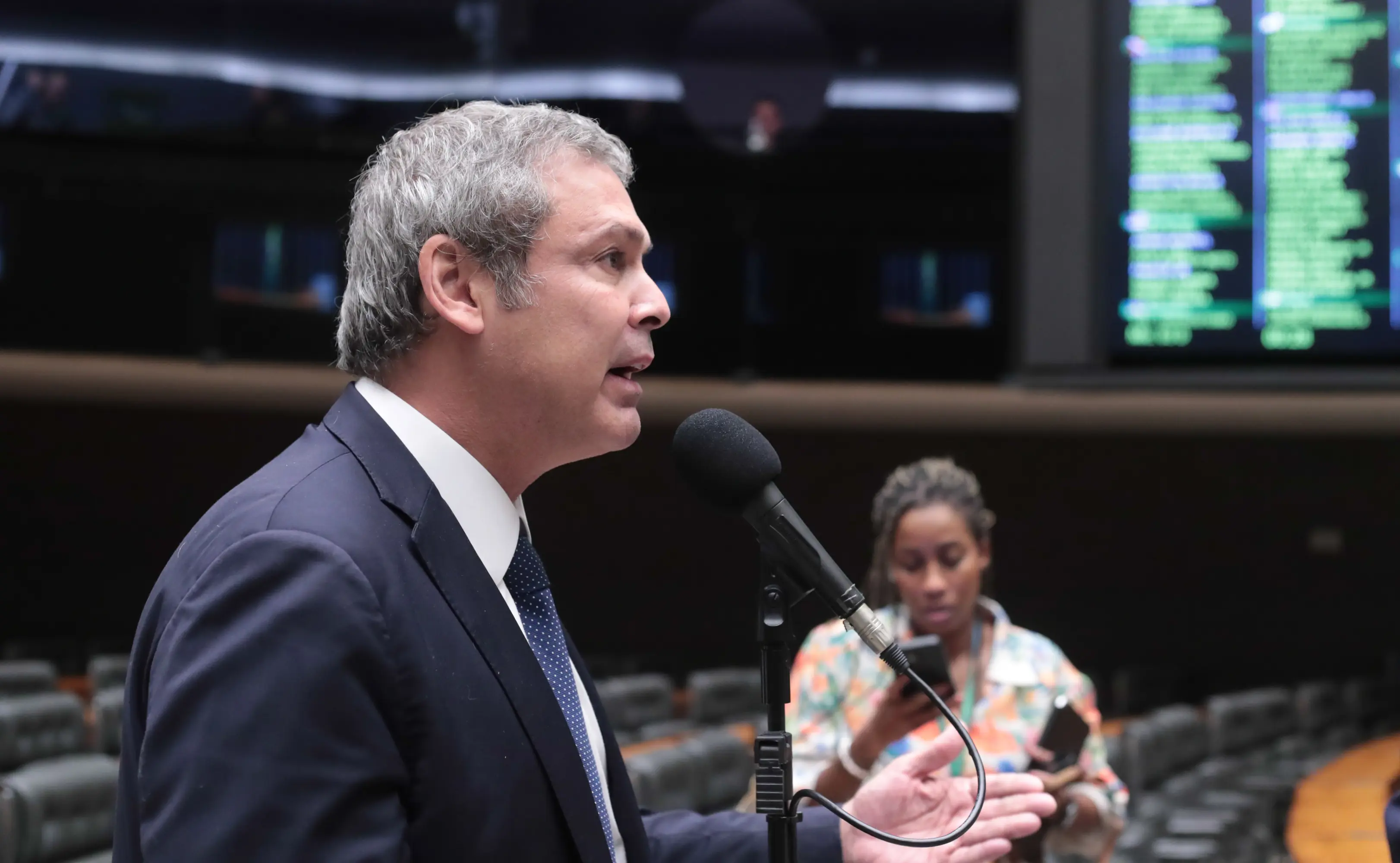 Deputado protocolou pedido de investigação alegando conexão com inquérito das fake news. Gonet, porém, lembra que poder de acusar é do Ministério Público. 