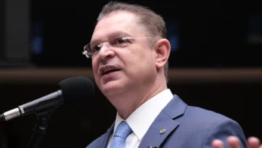 Líder na Câmara critica textos de Erika Hilton e deputado petista, mas vê margem para debate.