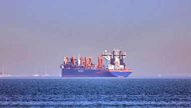 Petroleiro navegando no Estreito de Ormuz