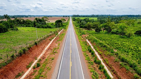 A Sinfra-MT aponta o Consórcio Sanches Tripoloni - Trafecon - MT Sul como o executor que realizou o asfalto de má qualidade e a empresa Consol como a supervisora responsável por fiscalizar a obra.