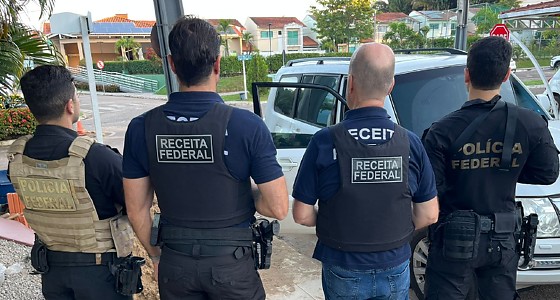 Até o momento, três dos alvos foram presos em razão de porte ilegal de arma de fogo