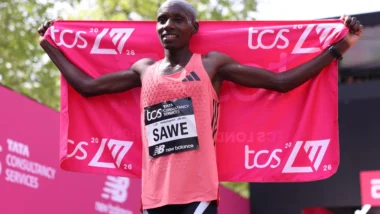 O queniano Sebastian Sawe posa para foto após vencer a Maratona de Londres com um recorde mundial.