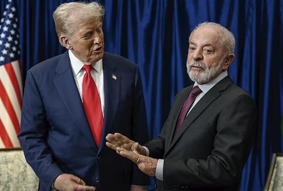 O presidente Luiz Inácio Lula da Silva e o líder norte-americano Donald Trump durante reunião bilateral na Casa Branca, em Washington.