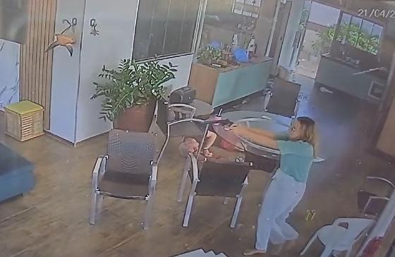 Segundo o processo, os acusados teriam invadido a residência e efetuado vários disparos. O ataque, que foi motivado por uma dívida de aluguel, terminou com duas pessoas mortas.