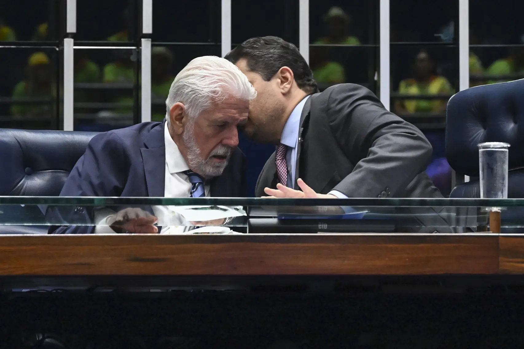 Presidente do Senado cochichou resultado a petista segundos antes da divulgação do placar. 