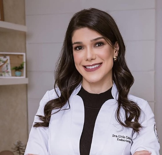 Lívia Catalá é médica endocrinologista — CRM 7034 | RQE 3995. Atende na Clínica Ferraz, presencialmente e on-line.