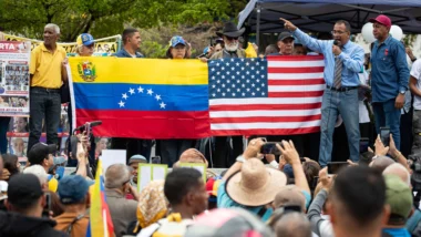 Manifestantes em Caracas, na Venezuela, pediram pela liberação de presos políticos e outras pautas.