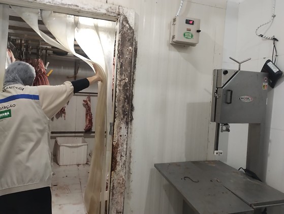 Fiscalização identificou condições completamente insalubres, com piso sujo, freezers e equipamentos enferrujados, 