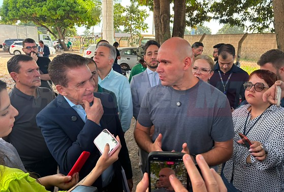 Sérgio Ricardo esteve com o prefeito Abilio Brunini na manhã de hoje (29) para recolher materiais alvos de investigação