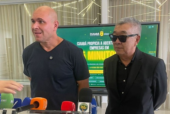 O prefeito Abilio Brunini ao lado de Newton Ishii.