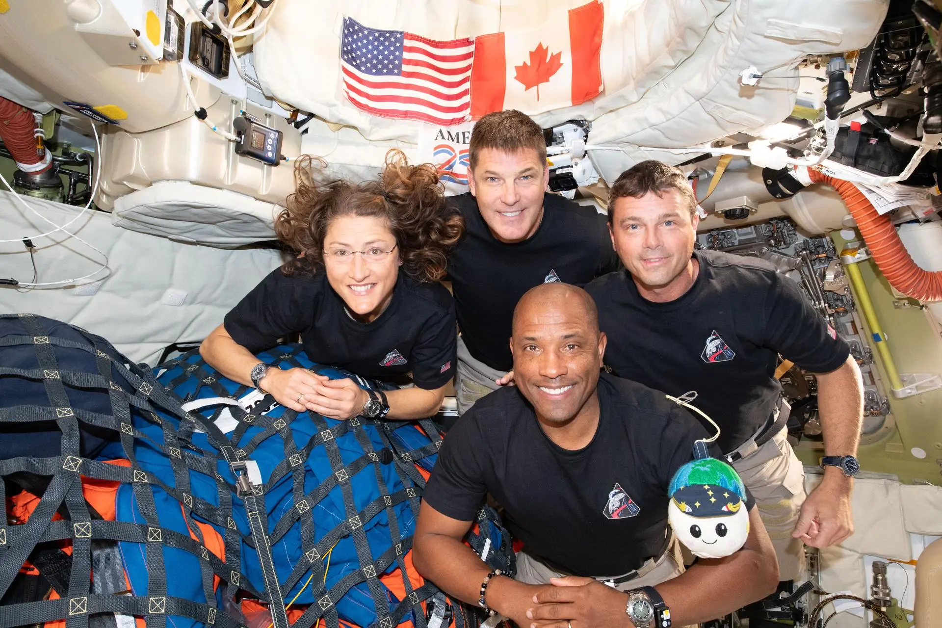 Missão Artemis II, com os astronautas reunidos dentro do foguete.