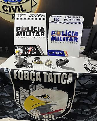 No interior do veículo, os policiais apreenderam um revólver calibre .38 com seis munições intactas, um revólver calibre .32 também carregado e uma arma artesanal adaptada para calibre .22.