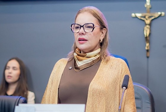 Paula Calil defende que emendas parlamentares são vitais para obras em comunidades, e que função de fiscalizar o uso do dinheiro é do Poder Executivo.