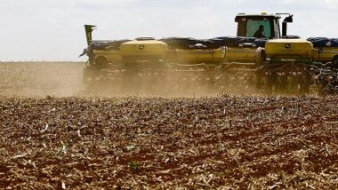 Semeadura em solo seco em 2015, em razão de El Niño: naquele ano, evento de forte intensidade levou a uma queda de 9,5% na produção nacional de grãos