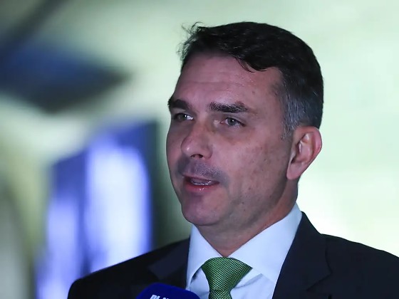 Em vídeo publicado nas redes sociais, o filho do ex-presidente Jair Bolsonaro (PL) afirmou que negociou com o banqueiro valores que poderiam ser usados na produção de um filme em homenagem ao pai.