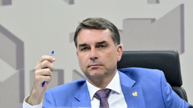 Flávio confirma ter pedido dinheiro a Vorcaro para filme de Bolsonaro, mas nega irregularidades