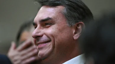 Flávio Bolsonaro comemora decisão dos EUA de classificar PCC e CV como terroristas