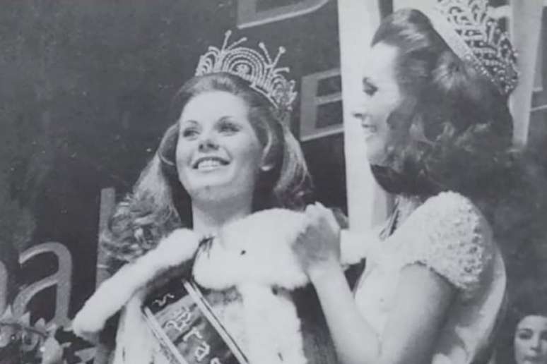 Vera Fischer sendo coroada após vencero Miss Brasil