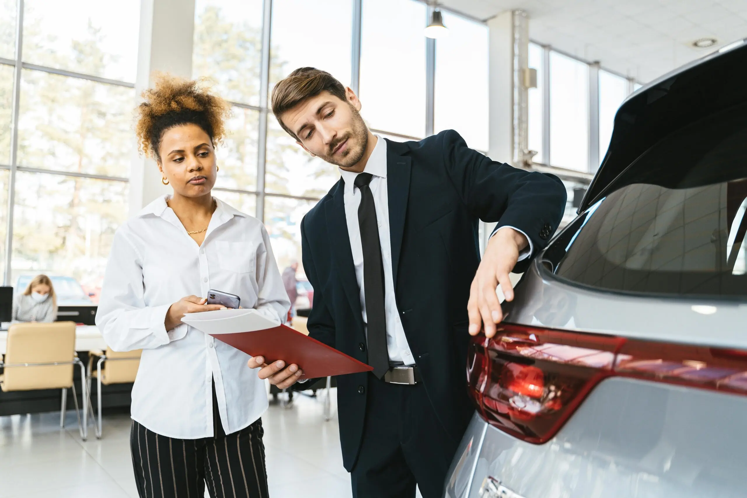 Vendedor explicando sobre a isenção de imposto para carro 0km.