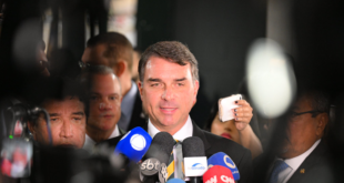 Flávio Bolsonaro contraria postura sobre reeleição e fala em governo de ‘8 anos’